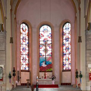 Mittelschiff vorne · Blick zum Chor / Altar