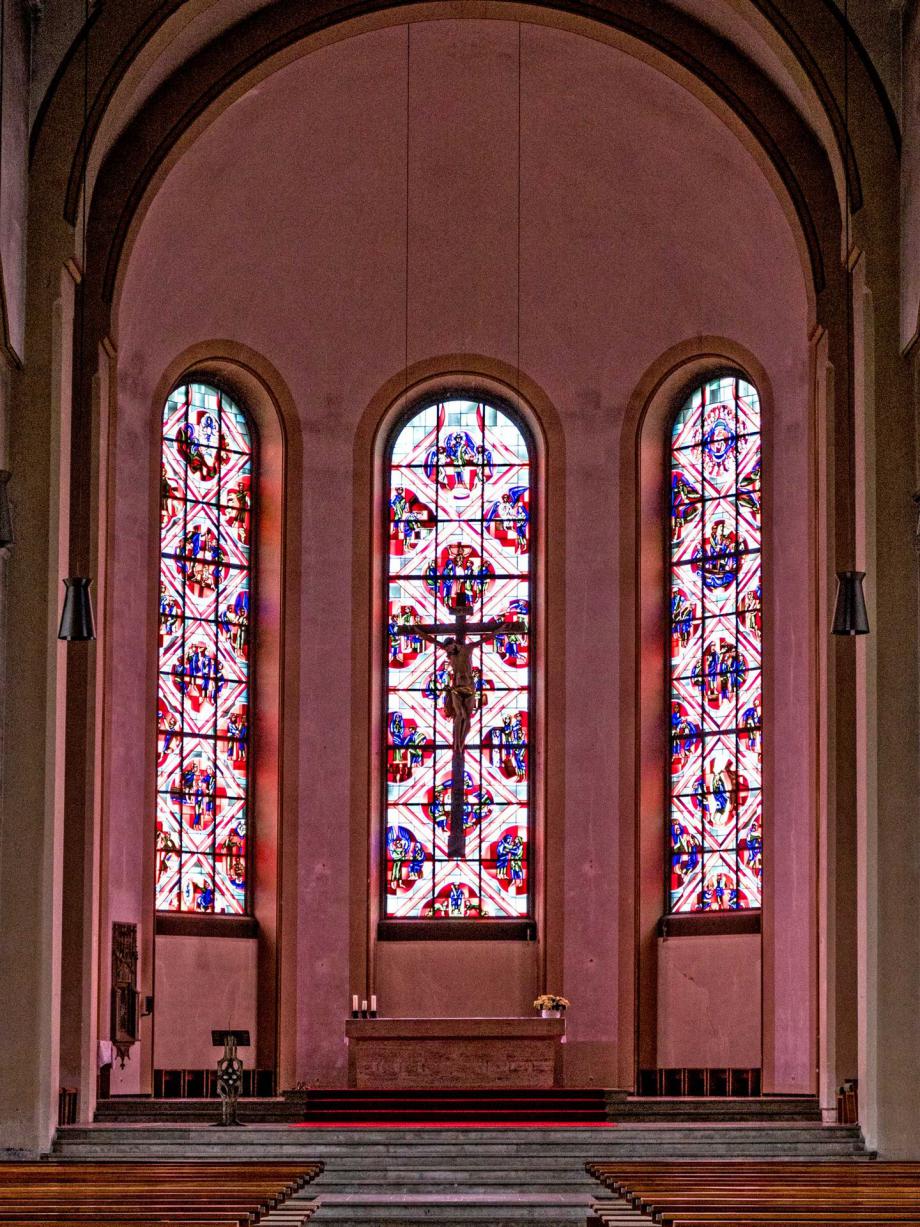 Die drei mittleren Chorfenster (hier zu sehen) wurden 1961 von Wilhelm Geyer gefertigt. Zwei weitere (ganz links, ganz rechts kamen im April 1962 noch dazu